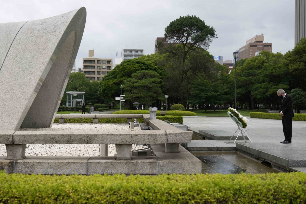 Pietní park v Hirošimě v červenci navštívil i prezident Mezinárodního olympijského výboru Thomas Bach.