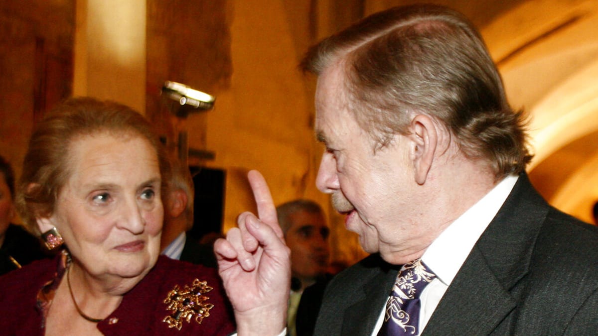 Václav Havel v rozhovoru s Madeleine Albrightovou.