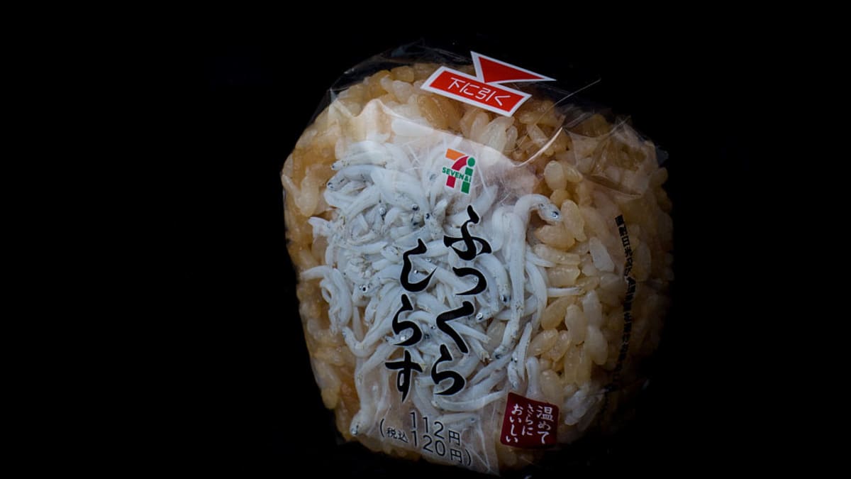 Onigiri  japonské jídlo konzumované hlavně jako svačina nebo rychlé občerstvení.