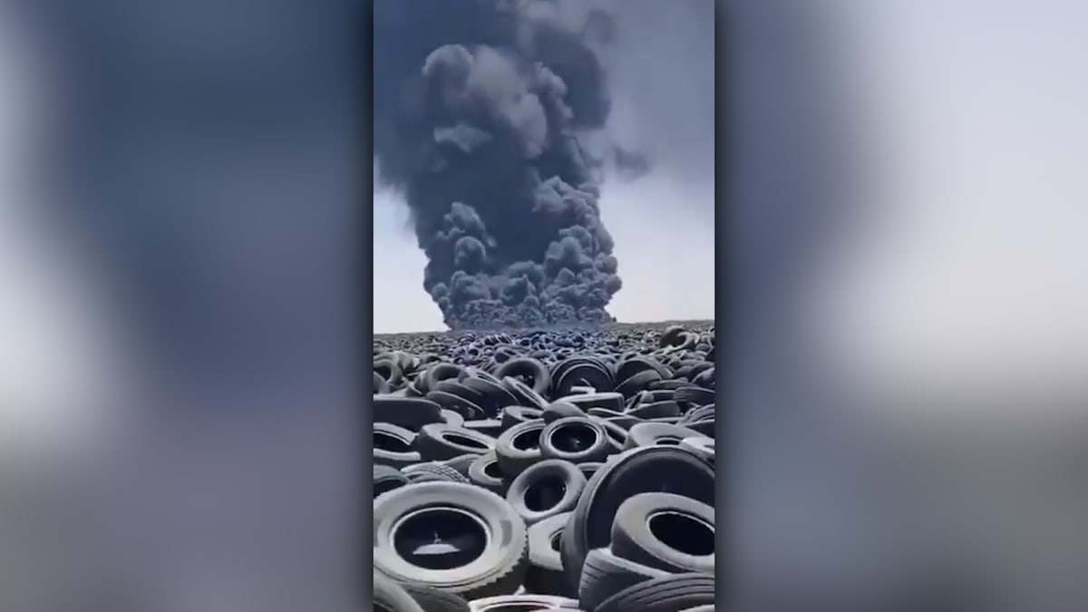 V Kuvajtu hoří největší skládka pneumatik na světě. (autor: Twitter/Fbeyeee)
