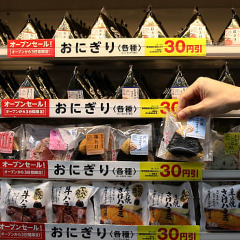 Konbini – japonské non-stop obchody nabízejí jídlo i vyžehlené košile.