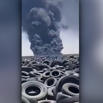 V Kuvajtu hoří největší skládka pneumatik na světě.