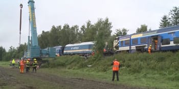 Po tragické nehodě vlaků u Milavče se stále odklízí trosky. Část techniky zapadla do bláta