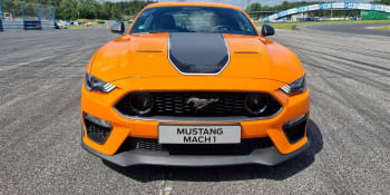 Mach 1 je nejvýkonnější Ford Mustang v Česku. Pokusili jsme se ho zkrotit na okruhu