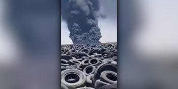 Ekologická katastrofa na obzoru? V Kuvajtu hoří největší skládka pneumatik na světě