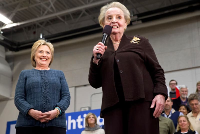 Madeleine Albrightová s prezidentskou kandidátkou Hillary Clintonovou v roce 2016