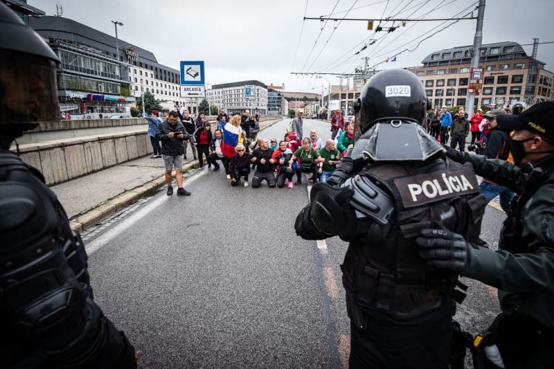 Záběry z protestů v Bratislavě. Demonstranti obsadili silnice, v akci je police.