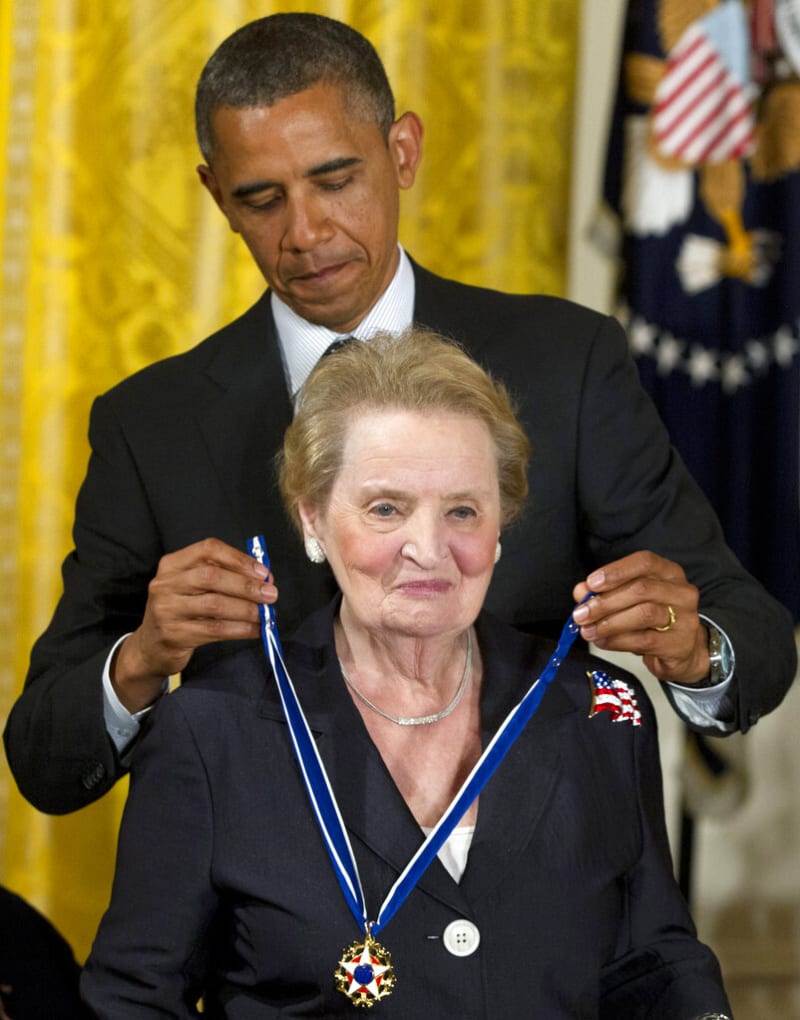 V roce 2012 Madeleine Albrightová převzala od tehdejšího amerického prezidenta Baracka Obamy medaili Svobody.