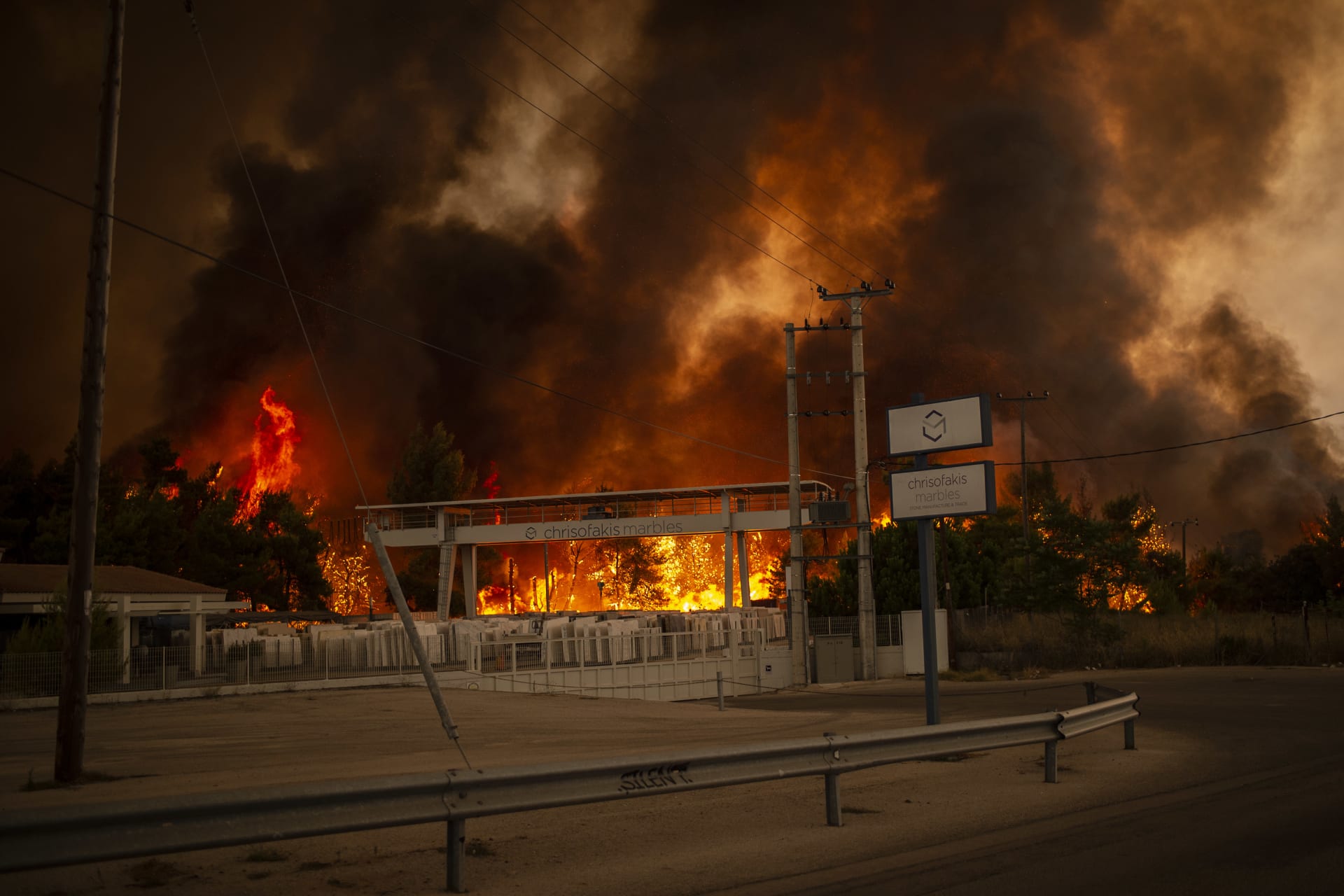 Tisíce lidí prchly do bezpečí poté, co se opět rozhořel lesní požár asi 20 kilometrů severně od Atén. 