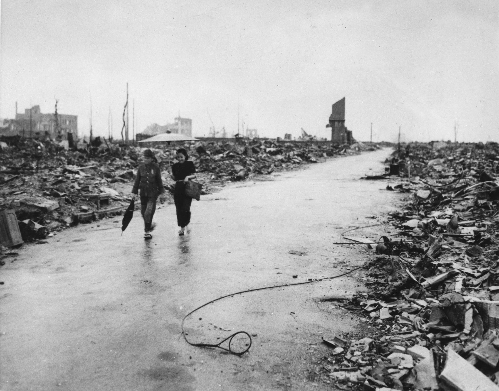 Snímek spojeneckých pozorovatelů ukazuje, že po výbuchu atomové bomby nezůstal kámen na kameni.