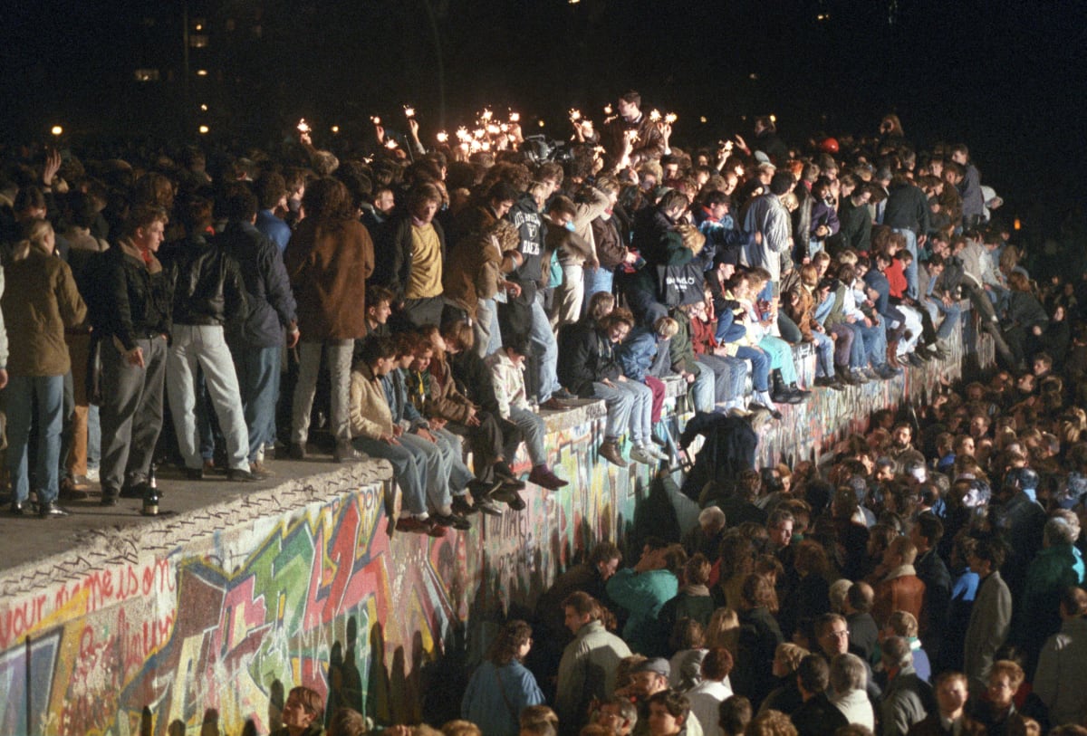 Pád Berlínské zdi vyvolal vlnu euforie.