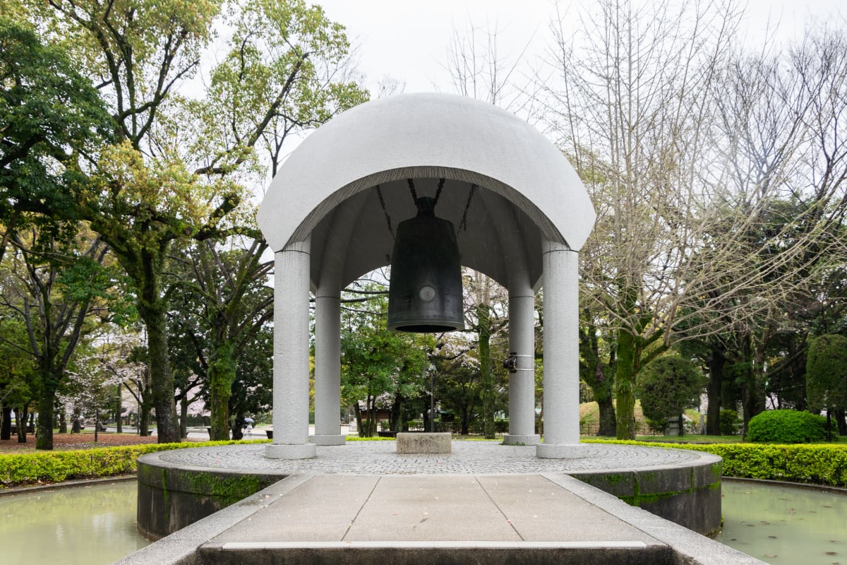 Po celém areálu Mírového parku jsou rozsety různé pomníky, sochy a mírové zvony.