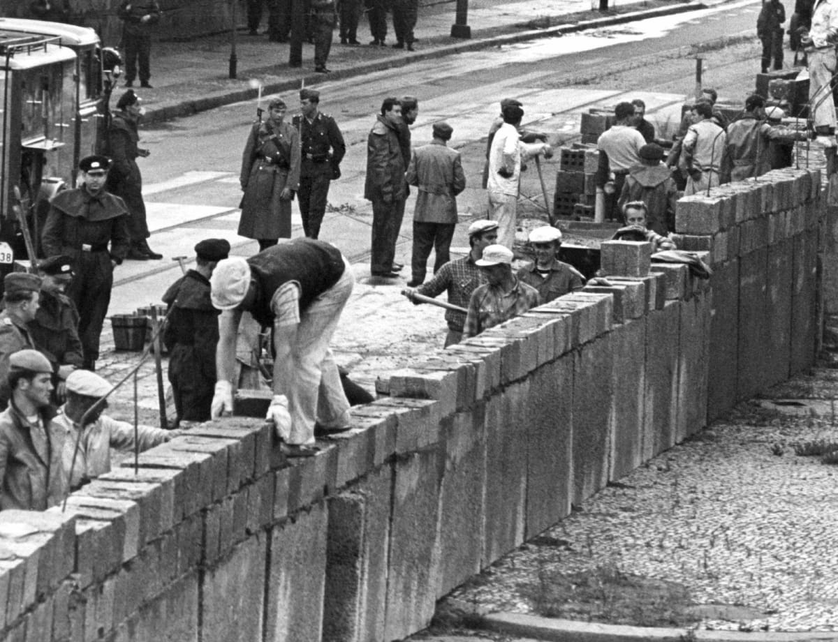 13. srpna 1961 se život obyvatel Berlína přetočil vzhůru nohama  začala výstavba Berlínské zdi. 