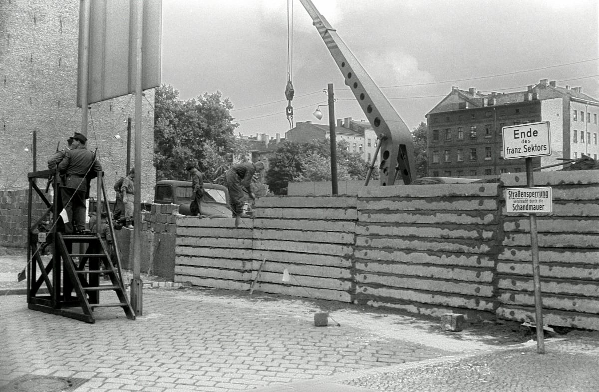 Berlínská zeď je jedním z nejznámějších symbolů studené války.