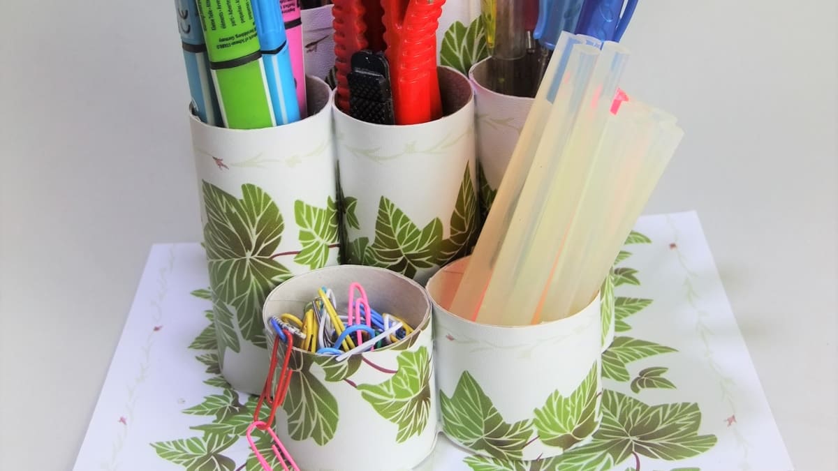 Recyklací papírových ruliček vytvoříte praktický stojánek