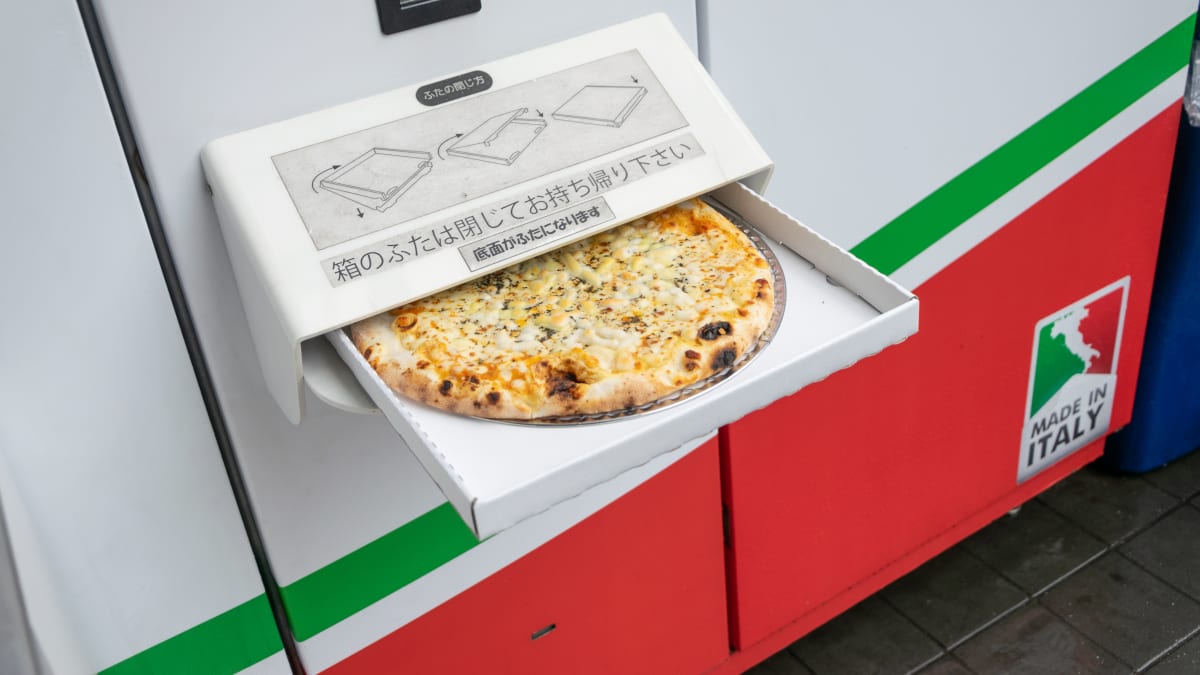 Velkou senzací sociálních sítí se stal hirošimský automat na pečenou pizzu.
