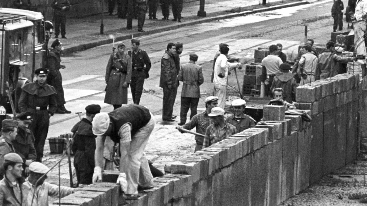 13. srpna 1961 se život obyvatel Berlína přetočil vzhůru nohama – začala výstavba Berlínské zdi.