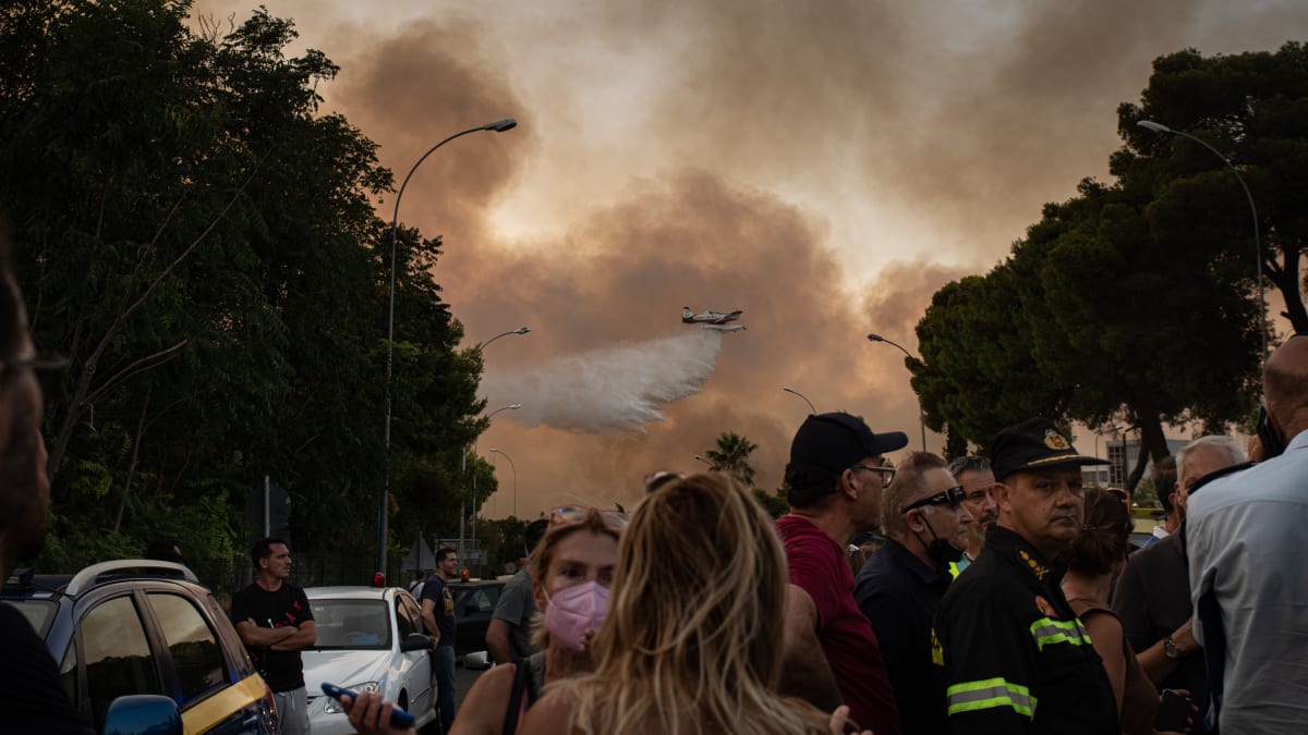Lesní požáry v Řecku pomáhají či se chystají hasit stovky hasičů a desítky kusů techniky, které vyslalo 22 zahraničních zemí. (Ilustrační foto)