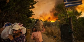 Řecko opět v plamenech. Oheň míří k olympijskému stadionu, má nejméně dvě oběti