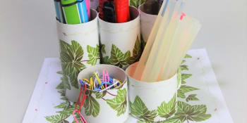 Recyklací papírových ruliček vytvoříte šikovný stojánek na tužky