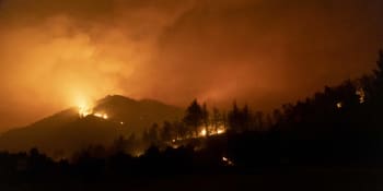V Řecku dál zuří lesní požáry. Místní odmítají evakuaci, chtějí chránit své domovy