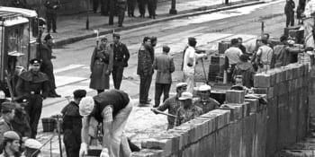 Symbol studené války. Před 60 lety začala výstavba Berlínské zdi, lidé platili životem