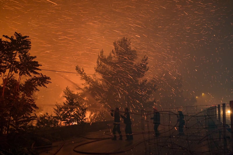 Tisíce lidí prchly do bezpečí poté, co se opět rozhořel lesní požár asi 20 kilometrů severně od Atén. 