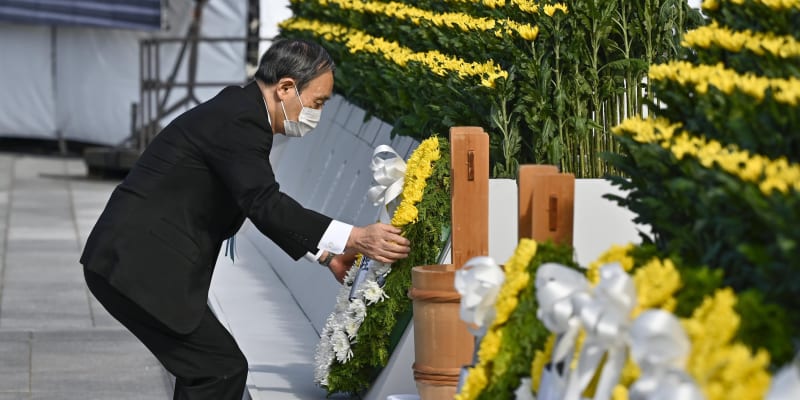 Věnec na památku obětem atomové bomby přišel položit také premiér Jošihide Suga.