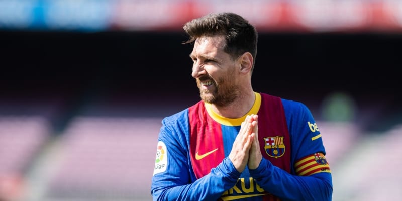 Lionel Messi opouští po 21 letech Barcelonu. Zdá se, že jeho následující kroky budou směřovat do Paříže.