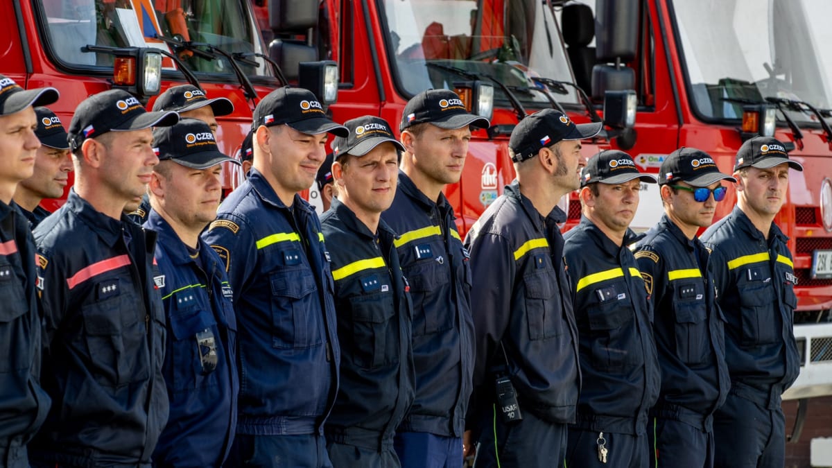 Čeští hasiči urazí na pomoc Řecku sužovanému lesními požáry.