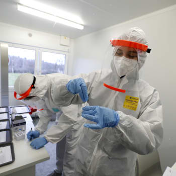 Testování na koronavirus je v Česku možné nejen v nemocnicích, ale také v mobilních buňkách. 