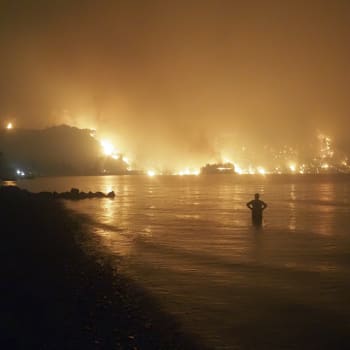 Požáry v Řecku se nadále nedaří dostat pod kontrolu
