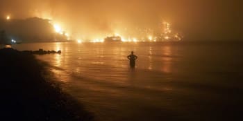 Sledujte ZÁZNAM Hlavních zpráv: Jak pomohou čeští hasiči v boji s ničivými požáry v Řecku?