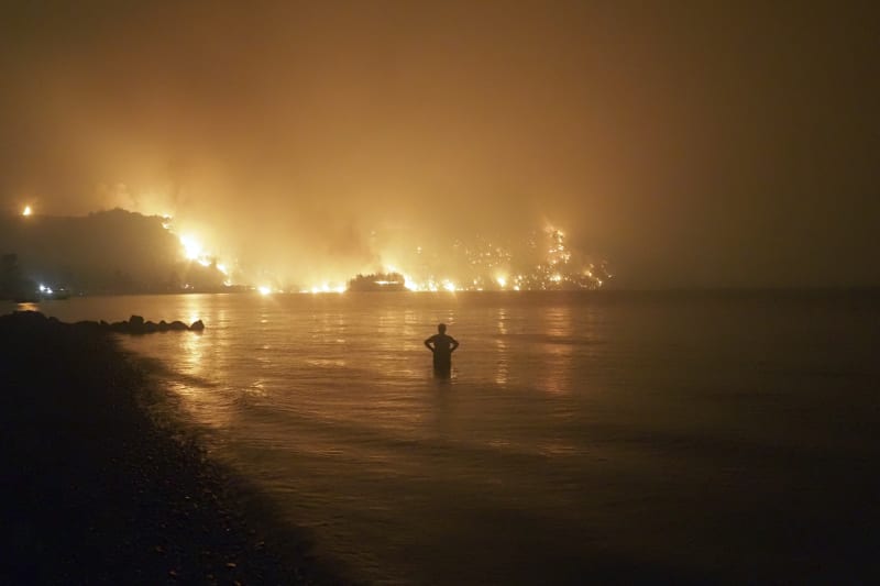 Požáry v Řecku se nadále nedaří dostat pod kontrolu