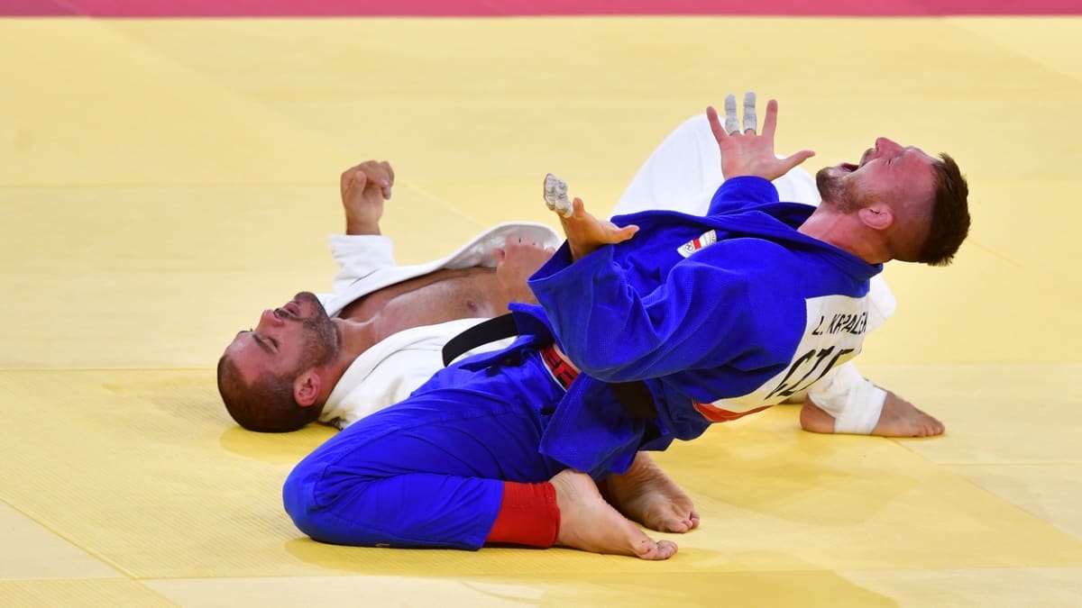 Lukáš Krpálek v okamžiku, kdy zvítězil ve finále olympijského turnaje v japonském Tokiu nad Gruzíncem Guramem Tušišvilim.
