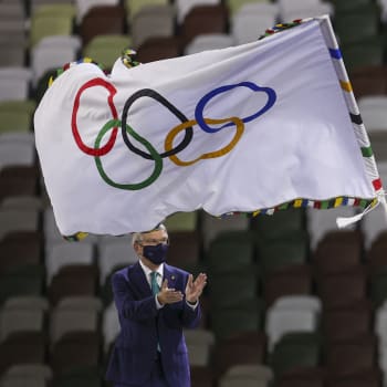 Tokio předalo olympijskou vlajku Paříži, velká sportovní akce definitivně končí.