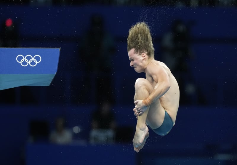 Bez koukání. Australský skokan do vody Cassiel Rousseau a jeden z mnoha sportů, na které se mimo olympiádu pravděpodobně nepodíváte.