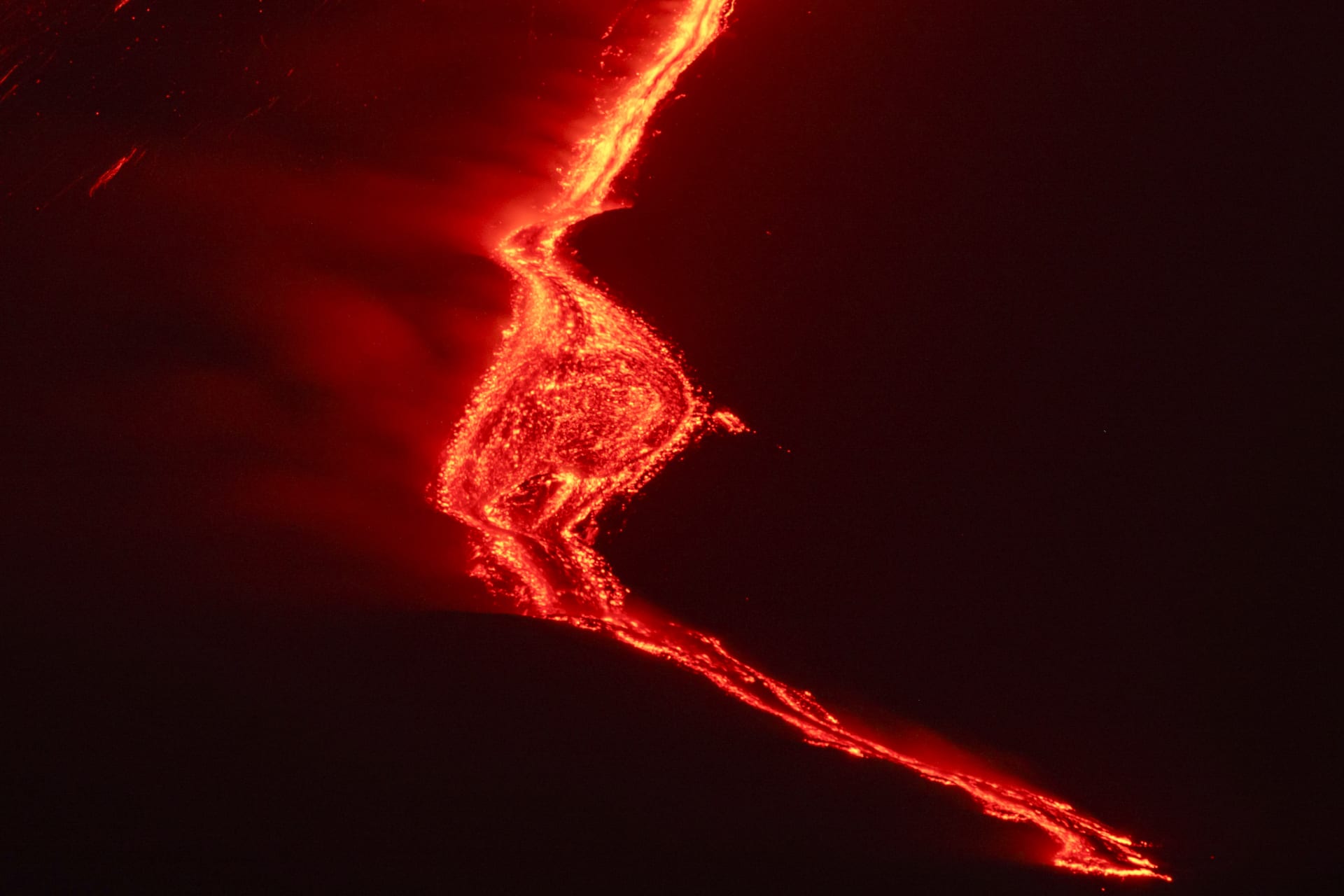 Sicilská sopka Etna v noci na pondělí prosvětlila oblohu erupcí.