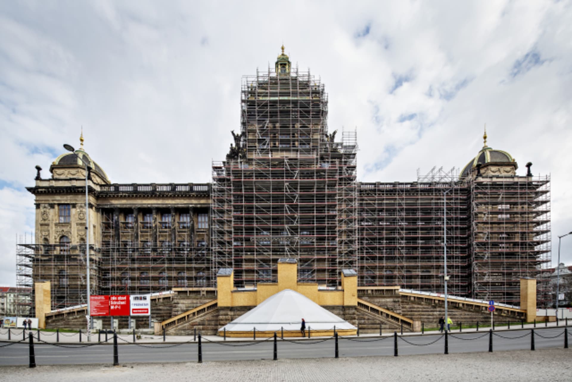 Historická budova Národního muzea během rekonstrukce v roce 2016