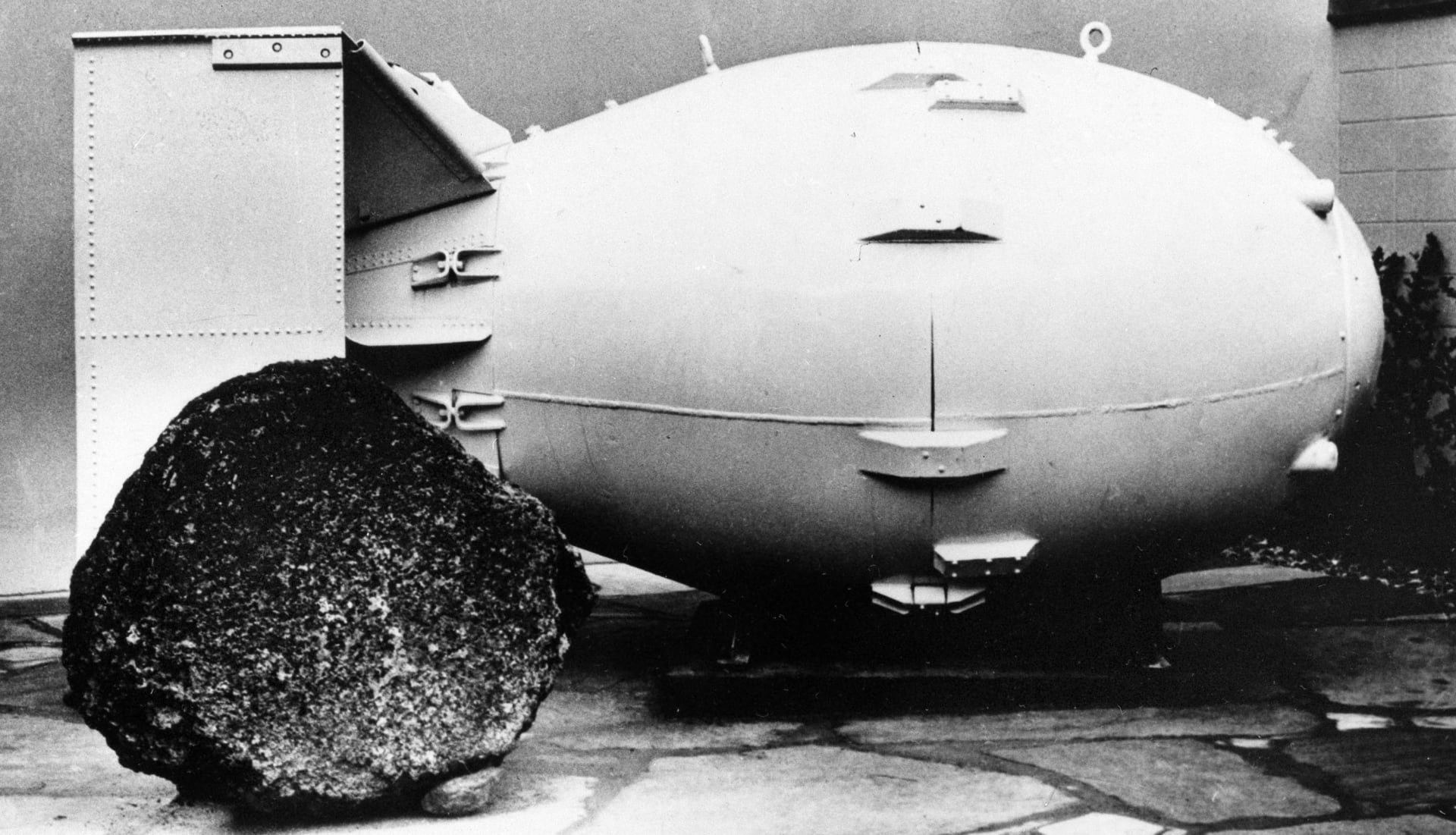 Takto vypadala bomba nazvaná Fat Man, která přinesla zkázu Nagasaki.