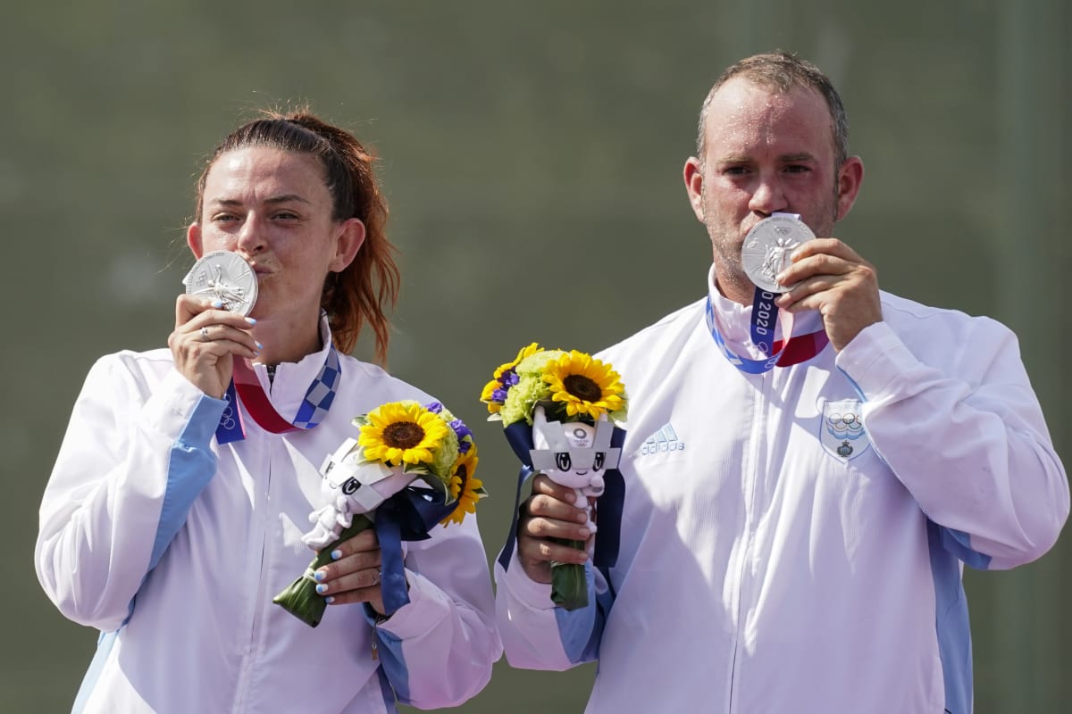 Jedinou stříbrnou medaili San Marina přivezli Alessandra Perilliová (vlevo) a Gian Marco Berti. Druhé místo obsadili ve smíšeném týmovém trapu.