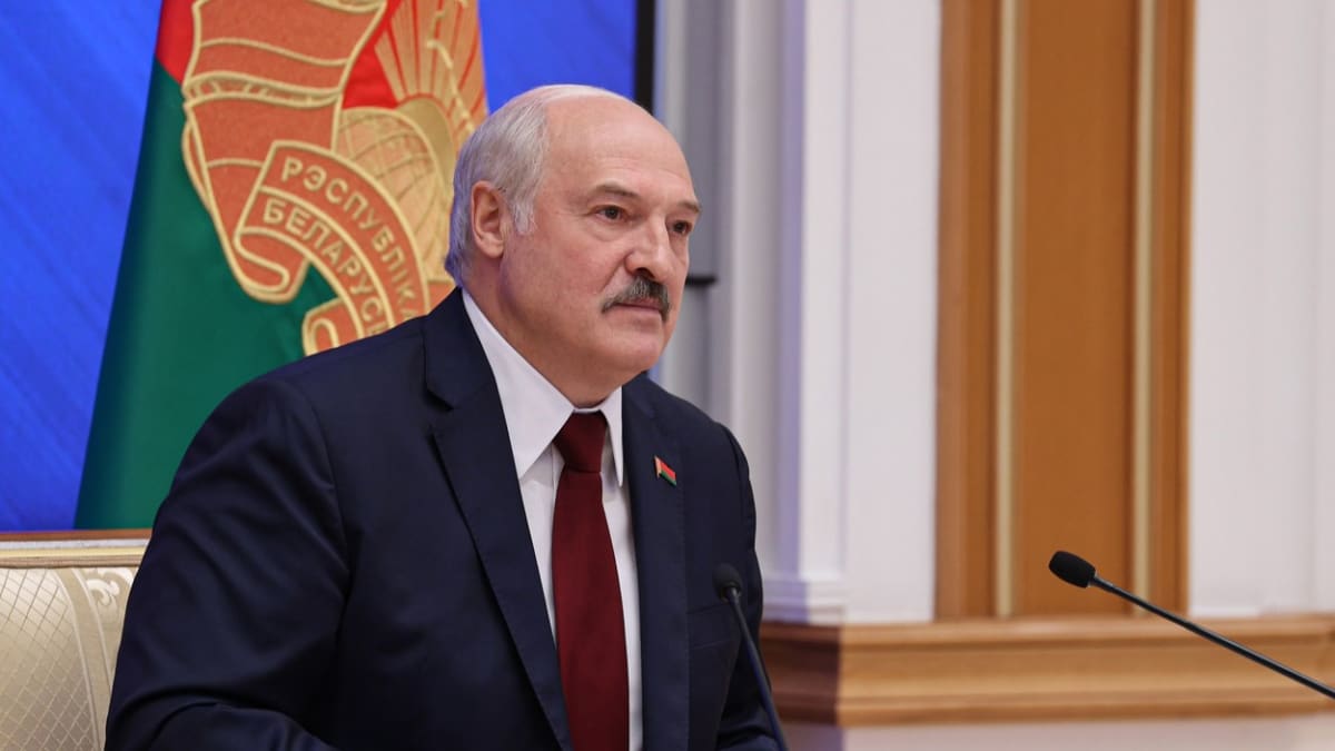 Běloruský prezident Alexandr Lukašenko řeční před novináři