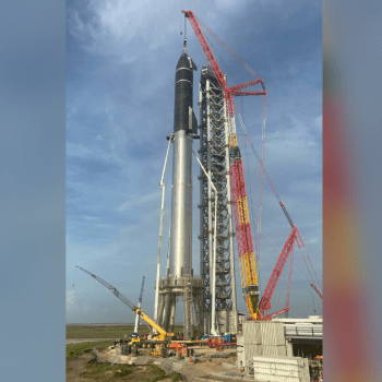 Ve SpaceX zkompletovali největší vesmírnou raketu historie.