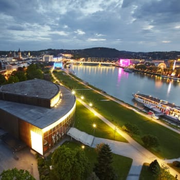 Rakouský Linec je moderní město se vším všudy. Důkazem budiž i vážný design budov stojících na břehu Dunaje.