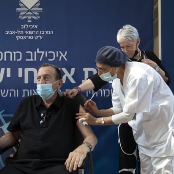 Třetí dávku vakcíny dostal i starosta Tel Avivu Ron Chuldaj