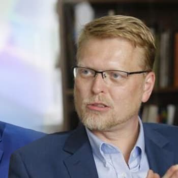 Radim Fiala (SPD) i Pavel Bělobrádek (KDU-ČSL) zkritizovali Andreje Babiše (ANO) za jeho rozhodnutí, ponechal Koudelku v čele BIS jen dočasně. 