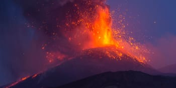 Etna se opět probudila. Oblohu rozzářila ohněm, vzdálené ulice pokryla popelem