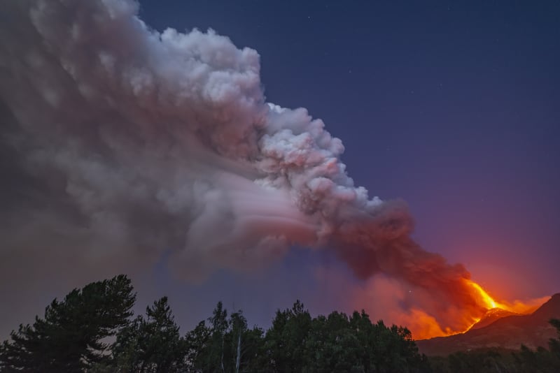 Sicilská sopka Etna v noci na pondělí prosvětlila oblohu erupcí.