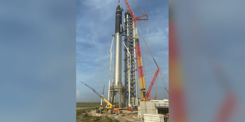 Ve SpaceX zkompletovali největší vesmírnou raketu historie.