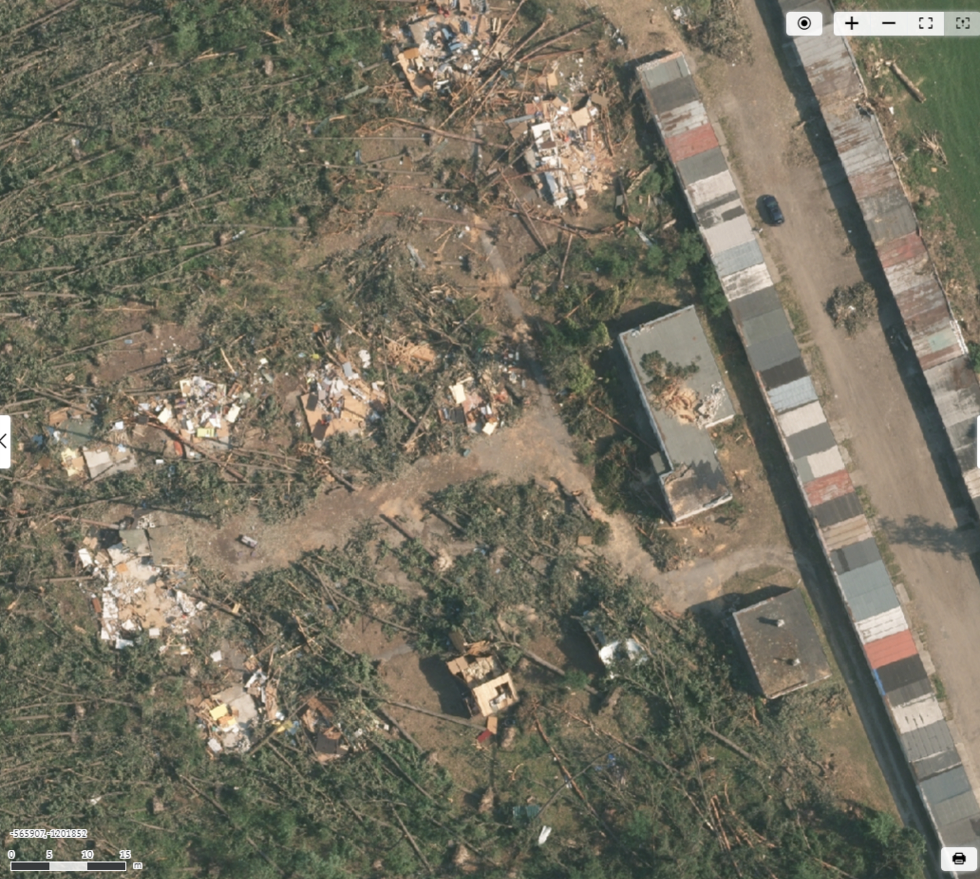 Letecký snímek dětského tábora v Hodoníně týden po řádění tornáda.